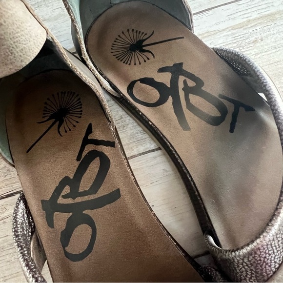 OTBT Souvenir Metallic Leather Sandal - Picture 11 of 12